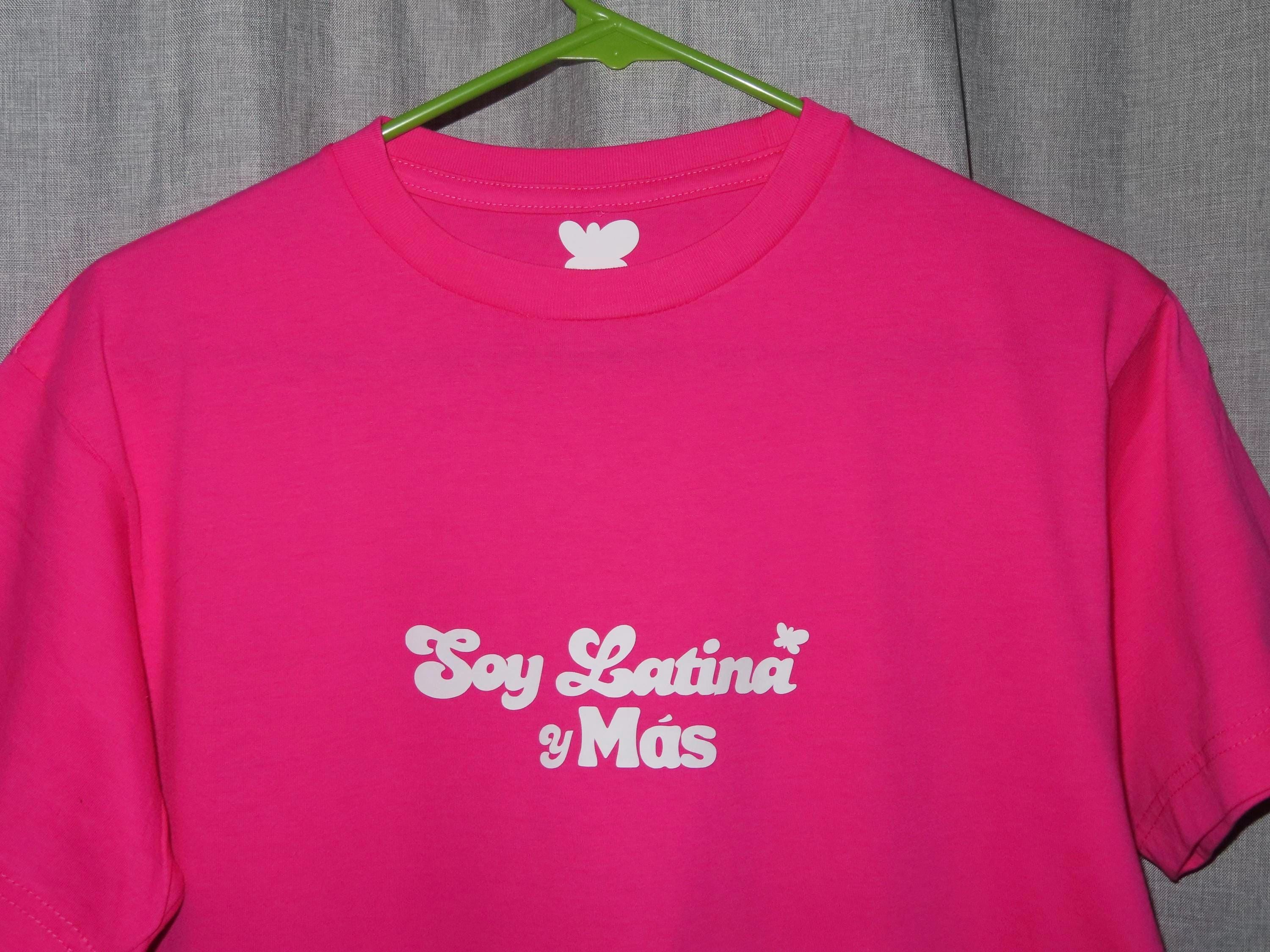 Soy Latina y Más T-Shirt: Latina Empowerment, Retro Pink Graphic Tee